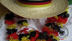 Länder-Accessoires wie die klassische Deutschland-Hawaii-Kette oder ein Hut mit den Farben schwarz-rot-gold dürfen natürlich beim Styling auch nicht fehlen.