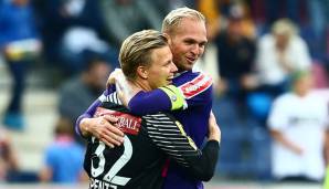 Raphael Holzhauser feiert das 0:0 gegen Salzburg mit Patrick Pentz