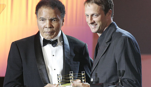 Zwei Legenden unter sich: Tony Hawk bekommt von Muhammad Ali im Jahr 2006 den "Unternehmer des Jahres"-Award