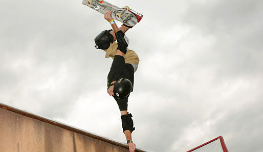 Upside down? No problem for Tony: Als Skateboarder darf man wohl keine Koordinationsprobleme haben