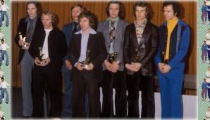 Nein, nicht die 7 Zwerge: die Sportskameraden Kargus, Vogts, Held, Pirrung, Körbel, Bonhof und Beckenbauer '76 als Preisträger der "kicker"-Leserwahl