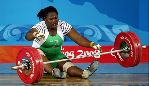 Die Nigerianerin Mariam Usman stürzt bei ihrem Versuch im Gewichtheben