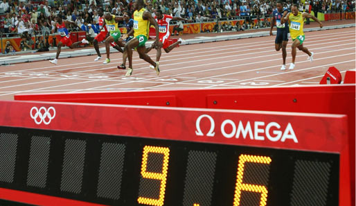Absoluter Wahnsinn! Usain Bolt fliegt geradezu über die Ziellinie. Die Uhr bleibt bei 9,69 sec stehen - WELTREKORD!