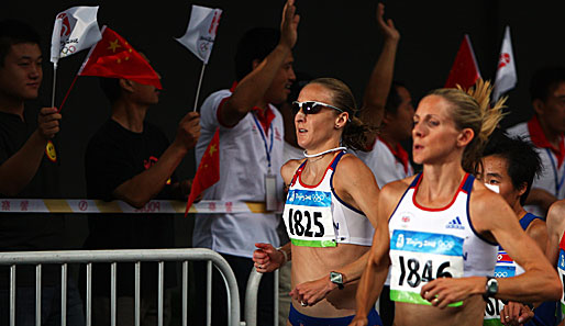 Die Britinnen Paula Radcliffe und Liz Yelling Kopf-an-Kopf unter Anfeuerung der Zuschauer