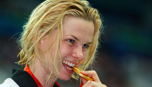 Toller Start in den neunten Olympia-Tag: Britta Steffen gewinnt über 50 m Freistil Gold