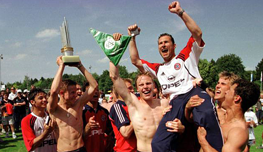 Hier feiern die Spieler des FC Bayern die A-Jugend-Meisterschaft 2001. Bei genauerem Hinsehen kann man Rensing (2.v.r.) und Lell (4.v.r.) erkennen
