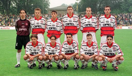 Ein Mannschaftsbild der A-Jugend aus dem Jahr 1998. CL-Sieger Hargreaves (rechts unten), der gefallene Göktan (M. unten) und Mölzl (2.v.r.u.) von Ingolstadt