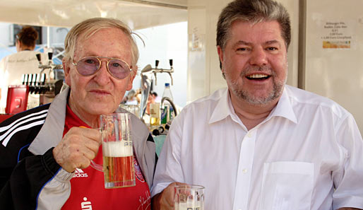 Mit einer Trainerlegende lässt man sich gerne ablichten. Gutendorf und der rheinland-pfälzische Ministerpräsident Kurt Beck 2005
