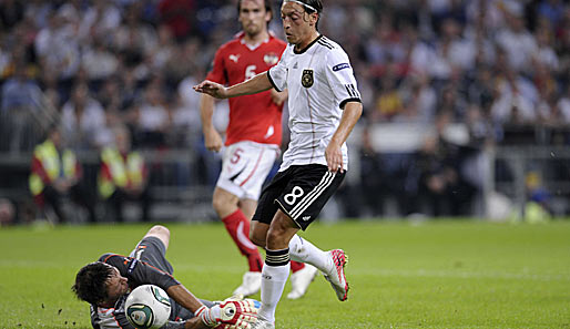 Özil kam dann aber doch noch selbst zum Zug: Hier umkurvt er Keeper Gratzei vor seinem 2:0