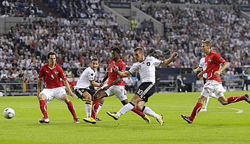 Nur wenig später markierte Lukas Podolski nach Zusammenspiel mit Holger Badstuber das 3:0 für das DFB-Team