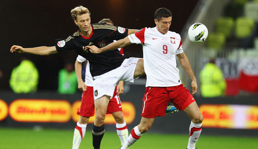Duell zweier Bundesligaspieler: Simon Rolfes (l.) aus Leverkusen gegen den Dortmunder Robert Lewandowski