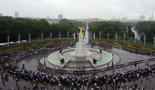Lauft, lauft, laaaaaaaaauft! Der Marathon der Frauen vor dem Victoria-Denkmal...