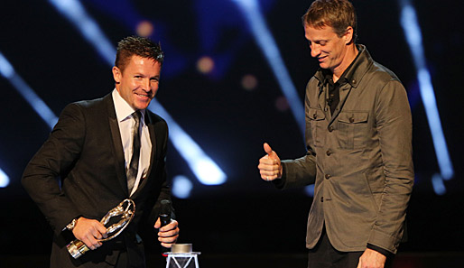 Daumen hoch - Skateboard-Ikone Tony Hawk überreichte Skydiver Felix Baumgartner den Award für die Laureus World Action Sportsperson of the Year