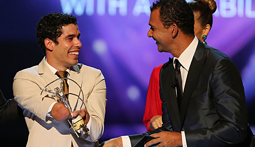 Den Disability-Award bekam Daniel de Faria Dias (l.) von Ruud Gullit (r.): Der Schwimmer holte sechs Mal paralympische Gold, die Freude darüber war riesig