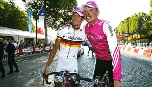 2004 kehrte er zu Telekom, dass sich jetzt T-Mobile nennt, zurück. Andreas Klöden (l.) hieß sein neuer Helfer. Aufgrund einer Erkältung in den Pyrenäen belegte er am Ende Platz vier