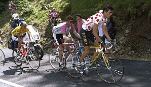 Erstmals im Fokus stand Ullrich (m.) bei der Tour de France 1996 - damals als Edelhelfer von Bjarne Riis (Gelb). "Ulle" galt als der bessere Fahrer, musste sich aber unterordnen