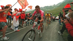 Es sollte der einzige Erfolg bleiben. 1998 macht ihm Marco Pantani (Gelb) einen Strich durch die Rechnung - Ullrich landet nur auf Platz zwei