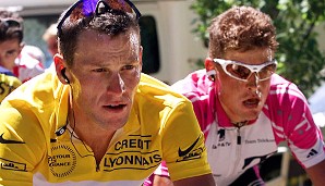 Im Jahr 2000 kehrt Lance Armstrong (l.) nach Krebserkrankung zurück. Er sollte zu Ullrichs größtem Gegner werden - auch beim Doping-Geständnis war Armstrong schneller
