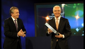 Franz Beckenbauer erhielt in Kitzbühel den Laureus Ehrenpreis für das größte Engagement aus den Händen von DFB-Präsident Wolfgang Niersbach