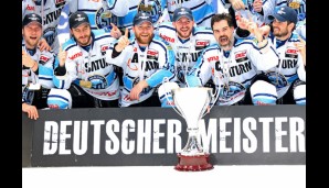 Champion-Pose! Der ERC Ingolstadt feiert den ersten Titel der Vereinsgeschichte