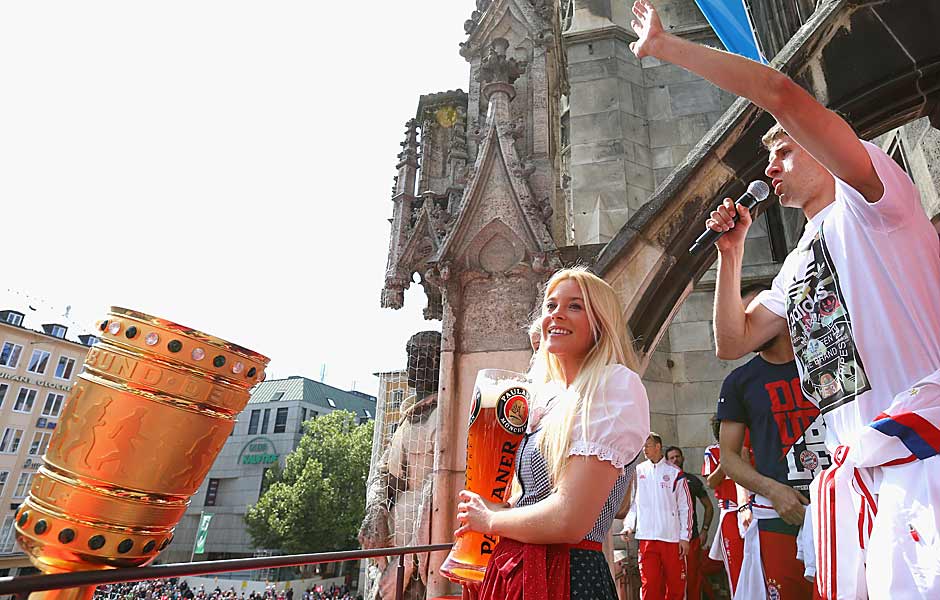 Mehr braucht der Bayern-Fan nicht: Sonne, Müller am Mikro, Bier, Pokal und eine schöne Frau