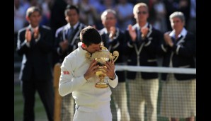 ...gewann zum zweiten Mal in seiner Karriere Wimbledon. Zum Abschluss gab's natürlich ein Küsschen für den Pokal