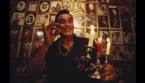Stolz wie Bolle präsentiert sich der "King of Darts" Bobby George während der World Darts Championships 1993