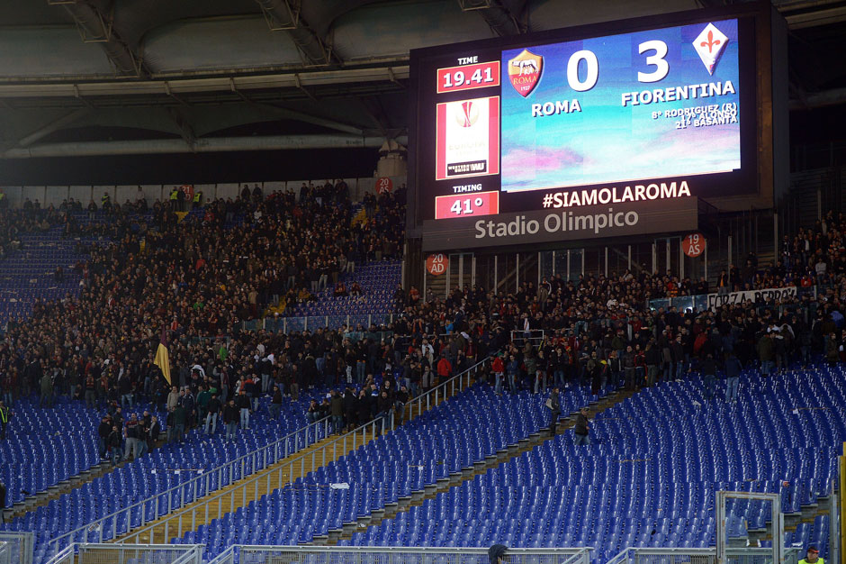 Die Fans des AS Rom verlassen nach dem 3:0 für den Gast das Stadion