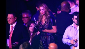 Paris Hilton lässt sich die Show ebenfalls nicht entgehen - zeigt sich allerdings deutlich zugeknöpfter