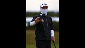 Irgendwann hörte der Regen zwar auf, dennoch versuchte sich Louis Oosthuizen mit einem "Ninja-Outfit" gegen die Witterungsbedingungen an der britischen Ostküste zu schützen