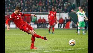 Rückenlage? "Des is mir wurscht!", wird sich Müller denken und knallt den Ball ins VfL-Tor