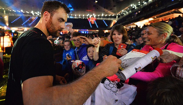 "Chuck" gibt Autogramme. Die Spieler nehmen sich viel Zeit für ihre Fans...