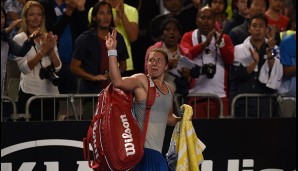 Bitter! Nach einem Mega-Fight enden die Australian Open für Anna-Lena Friedsam. Unter Tränen und mit schmerzverzerrtem Gesicht verlässt sie den Court