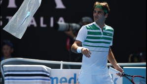 Da kein Konfetti zur Hand ist, fliegt eben die Schläger-Tüte durch die Luft - Roger Federer ist noch nicht ganz überzeugt