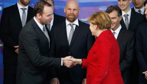 Bundeskanzlerin trifft Bundestrainer Dagur Sigurdsson. "Seien Sie stolz auf das, was Sie erreicht haben", sagt Merkel dem Isländer und dem ganzen Team