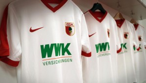FC AUGSBURG: Der FCA läuft in der nächsten Saison in neuen Heimtrikots auf - ganz gewohnt in weiß