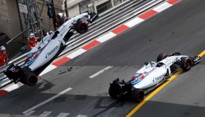 Dumm gelaufen! Nach einem Crash wird Felipe Massas Auto "entsorgt"