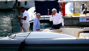 Neben den sich sonnenden Damen kann man Bernie Ecclestone im Boot beobachten