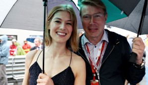 Auch Formel-1-affinere Gesichter ließen sich blicken: Mika Häkkinen freute sich über einen Schnappschuss mit Schauspielerin Rosamund Pike