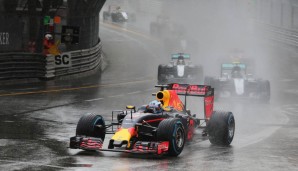 So führte Daniel Ricciardo die Silberpfeile rundenlang an. Als das Rennen freigegeben wurde, fehlte Rosberg der Speed. Er ließ Hamilton vorbei