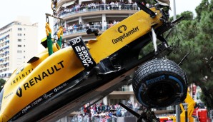 Nicht alle hatten ihr Auto unter Kontrolle, der erste Renault schied direkt aus, als das Safety Car das Rennen freigab