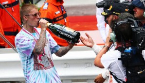 Zum Schluss durfte schließlich Justin Bieber nochmal an der großen Flasche von Lewis Hamilton nuckeln