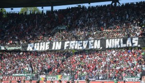 Einen der anrührendsten Momente der Saison erlebte Hannover am 33. Spieltag: Zuschauer, Spieler und alle Beteiligten gedenken des bei einem Autounfall ums Leben gekommenen Nachwuchsspielers Niklas Feierabend