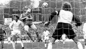 1982, FC Bayern - FC Nürnberg: Dieter Hoeneß wird zum Helden. Der Bayern-Stürmer köpft trotz Verletzung und Turban zum 4:2 ein und macht spät alles klar