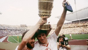 1985, Bayer Uerdingen - FC Bayern: Sensation! Die Funkel-Brüder und Bayer 05 Uerdingen kaufen den Bayern den Schneid ab und triumphieren. Seither werden DFB-Pokal-Finals im Olympiastadion zu Berlin ausgetragen