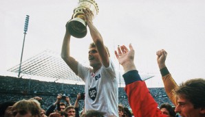 1987, HSV - Stuttgarter Kickers: Kapitän Thomas von Heesen holt den letzten Titel für den HSV im letzten Spiel von Ernst Happel als Coach der Rothosen