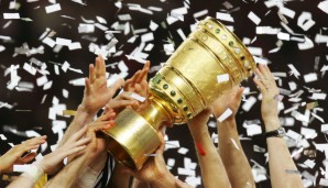 Das ist das Objekt der Begierde! Der DFB-Pokal hat seine eigenen Gesetze - auch im Finale. Wir blicken auf die denkwürdigsten zurück
