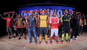 Jetzt noch mal in voller Pracht. Die Trainingsanzüge werden von Arsenal-Legende Freddie Ljungberg (ganz links) und eben Jamie Foxx präsentiert