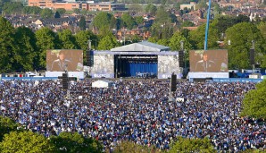 Ende der Fahrt war die große Bühne im Herzen Leicesters. Rund 250.000 Fans hatten sich versammelt um bei dem Wahnsinn mitzumachen
