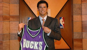 Das Jersey der Bucks durfte im Juni 2005 Andrew Bogut überstreifen, nachdem Milwaukee die Lottery trotz nur 6,3 Prozent Chance gewonnen hatte. Die Vorfreude stand Larry Harris ins Gesicht geschrieben